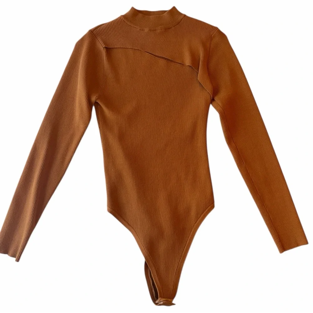 ASTR THE LABEL SANDRA MOCK NECK BODYSUIT - Picture 2 of 4